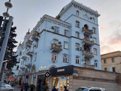 Satılır 4 otaqlı köhnə tikili 110 m² — Bakı