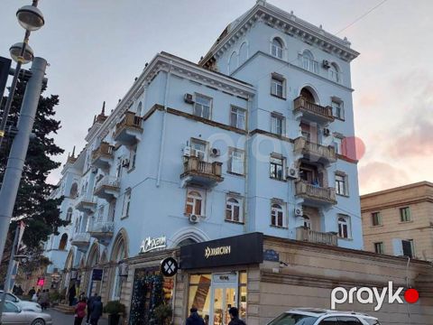 Satılır 4 otaqlı köhnə tikili 110 m²