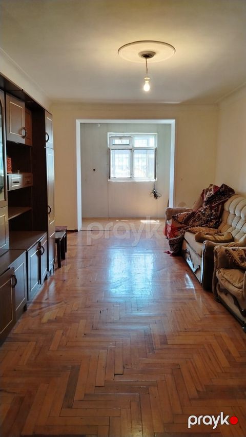 Satılır 3 otaqlı köhnə tikili 90 m²