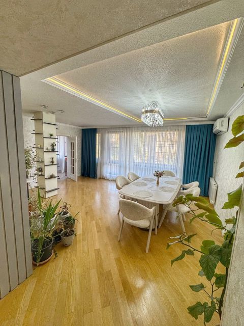 Satılır 4 otaqlı köhnə tikili 168 m² — Bakı