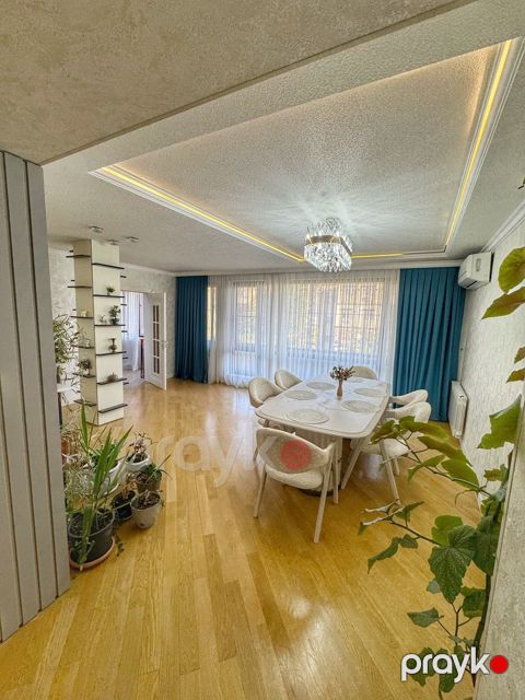 Satılır 4 otaqlı köhnə tikili 168 m²
