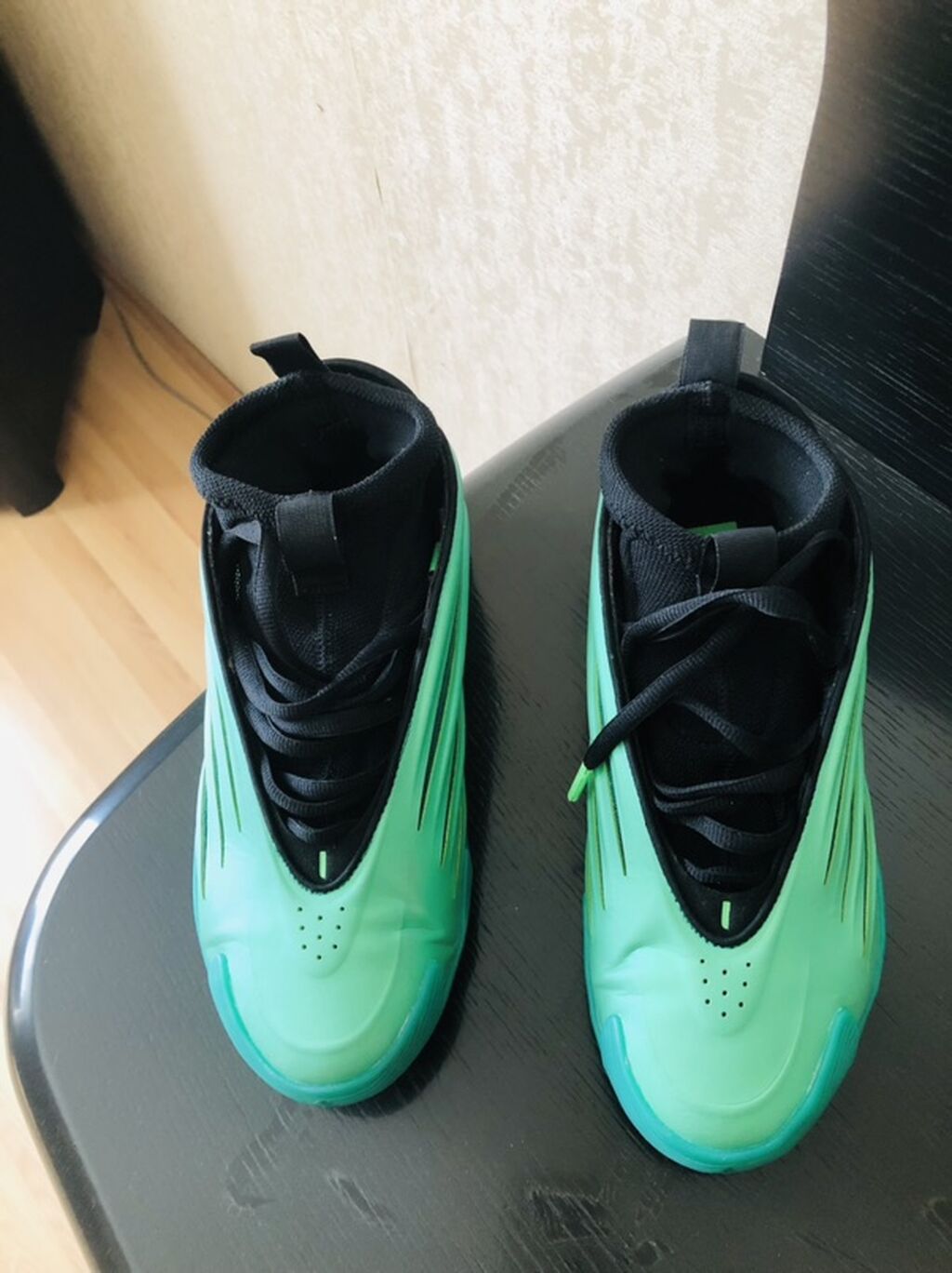 Adidas V9 krosovkasi. 41 olcu. Almaniyadan getirmishem Temiz Adidas — Şəxsi əşyalar, Bakı (4)