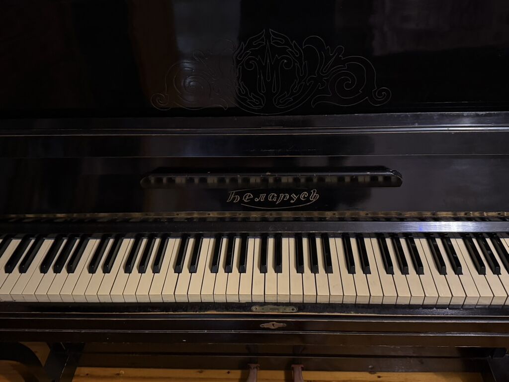 Belarus markalı akustik pianino – vertikal (upright) model. - Korpus — Musiqiə alətləri, Gəncə