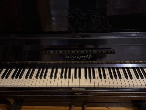 Belarus markalı akustik pianino – vertikal (upright) model. - Korpus — Gəncə