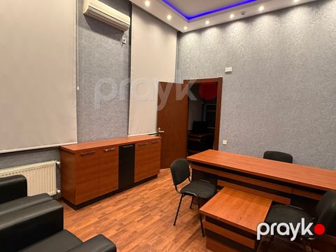 İcarəyə verilir 8 otaqlı ofis 220 m²