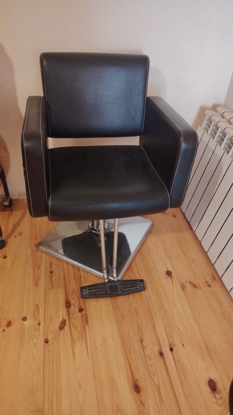 *Salon Kreslosu Satilir* *qiymeti 200₼* *ünvan Hövsan z⁹⁰kod7300* — Bakı