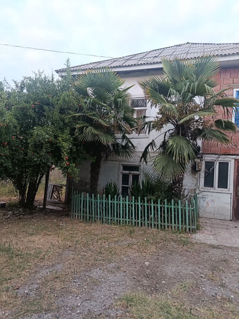 Satılır: həyətli iki mərtəbəli yaşayış evi - Ümumi təsvir: İki — Salyan
