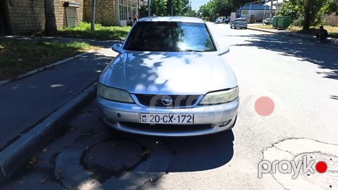 Opel Vectra B, gümüş rəng, AZ 20-CX-172 nömrə nişanı görünür — Ucar