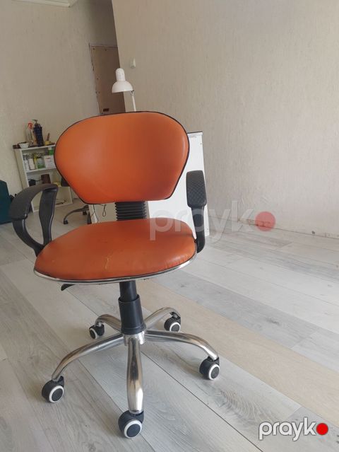 Ofis kreslosu – təkərlidir, hündürlüyü qaz mexanizmi ilə tənzimlənir