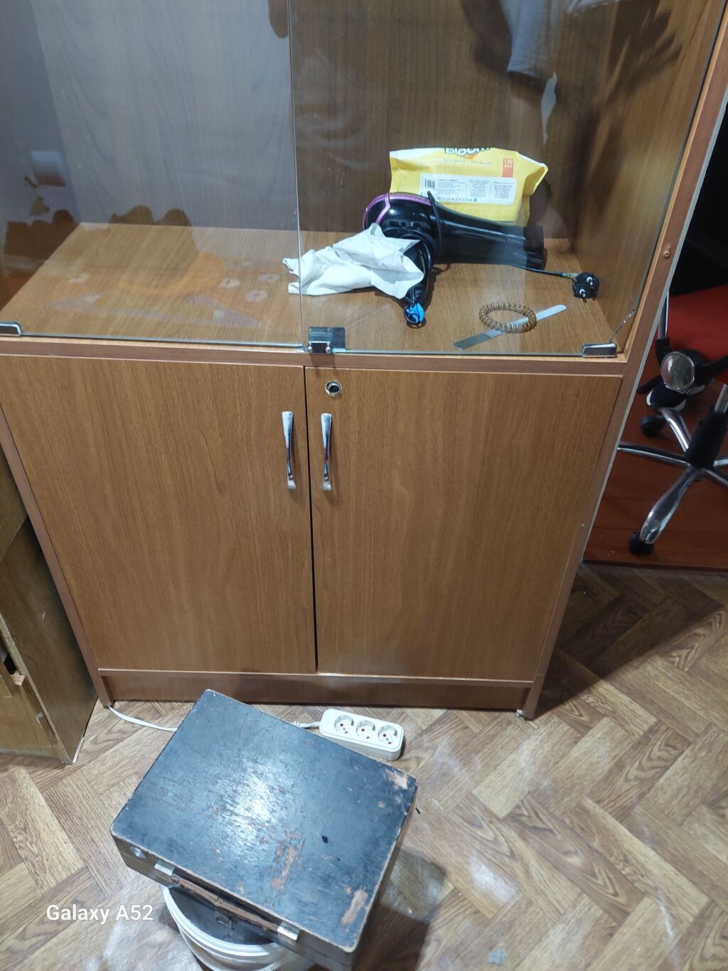 Şüşəli vitrin şkaf - Material: ağac teksturalı laminat korpus, ön — Biznes və avadanlıq, Bakı (2)