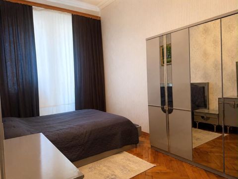 Satılır 3 otaqlı köhnə tikili 130 m² — Bakı