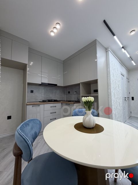 Satılır 2 otaqlı köhnə tikili 60 m²