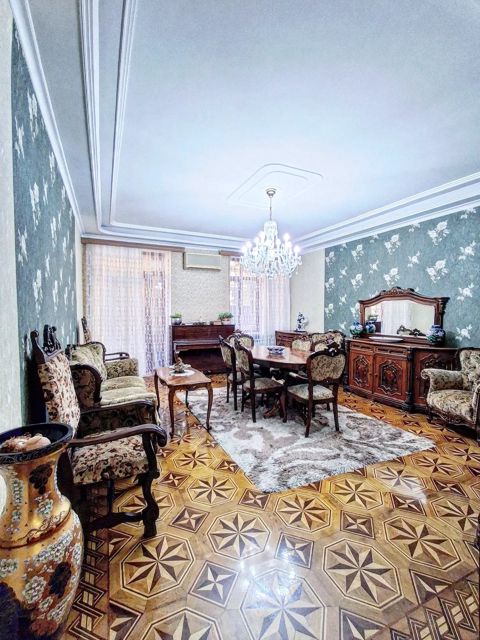 Satılır 4 otaqlı köhnə tikili 124 m² — Bakı