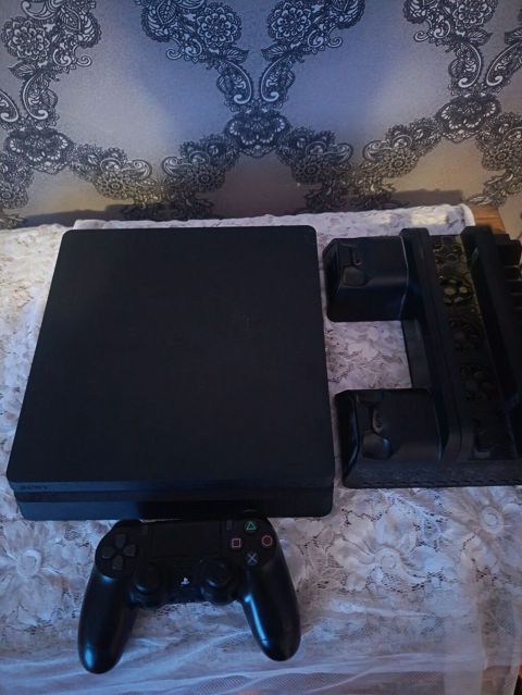 PlayStation 4 Slim konsolu və aksesuarları - Model: Sony PlayStation — Oyun konsolları