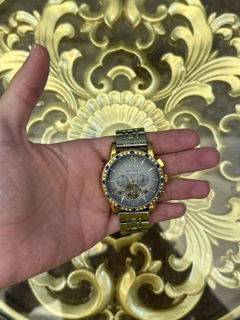Qızılı-metalik qol saatı - Korpus: qızılı tonlarda metal, bəzəkli — Wristwatches