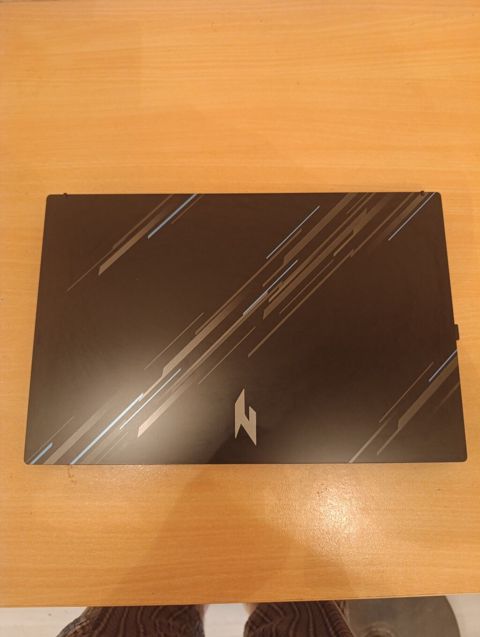 Acer Nitro V 15 oyun/iş notbuku + aksesuarlar.oyun oynamaq üçün