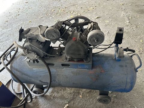 Sənaye tipli hava kompressoru - Üç silindrli, kəmər ötürücülü başlıq — Digah