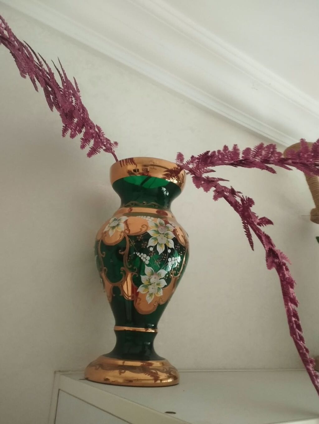 Bir vaza, Bogem şüşəsi — Vaazalar, kreslolar, süni çiçəklər, Xırdalan