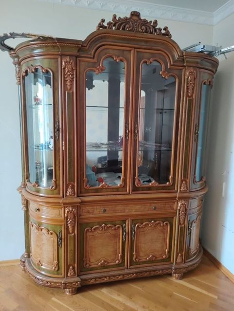 Klassik üslubda vitrin-bufet - Material: təbii ağac massiv və MDF — Bakı