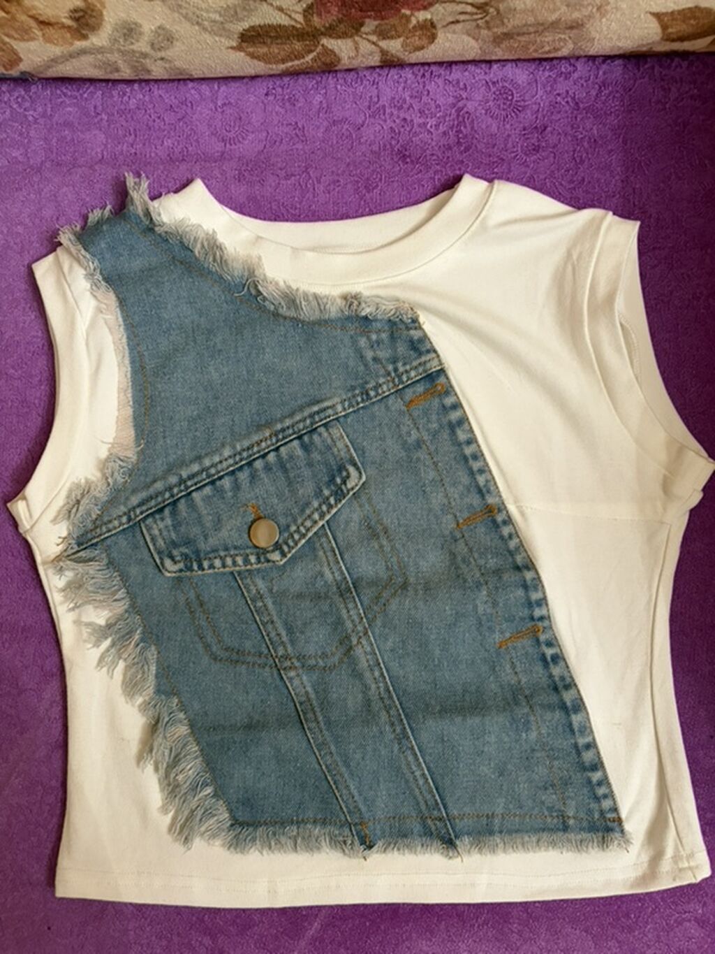 Qadınlar üçün qolsuz top - Rəng: ağ baza üzərində mavi denim detal — Şəxsi əşyalar, Digah