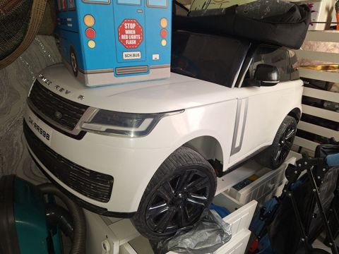 Uşaq elektrikli maşın – Range Rover üslubunda, ağ rəng. - Korpusu SUV — Masazır