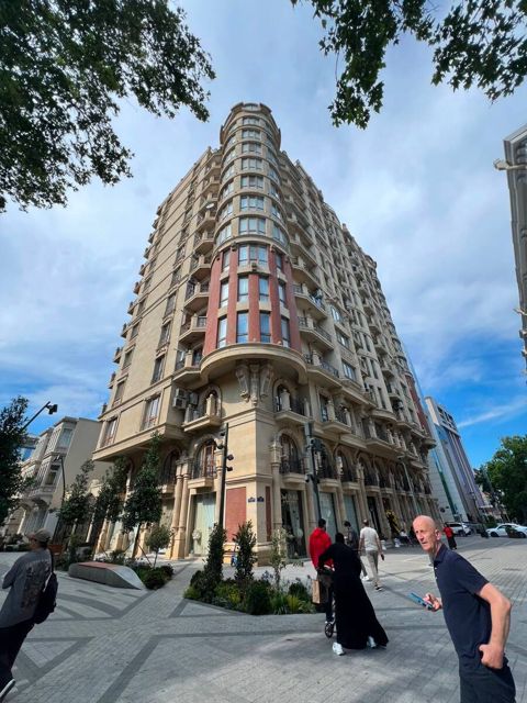 Satılır 3 otaqlı yeni tikili 195 m² — Bakı