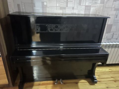 Upright piano – “Томовъ & сынъ” (Tomov & Syn) markalı, klassik — Ağdam