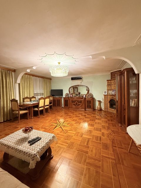 Satılır 5 otaqlı köhnə tikili 130 m² — Bakı