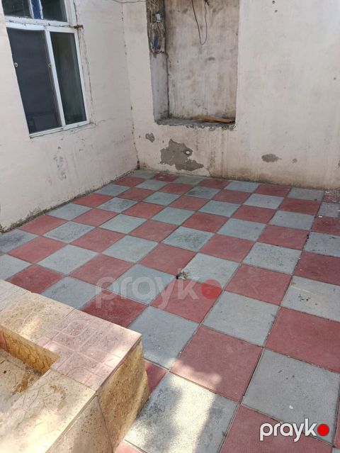 Salam bir otaq kuxna hamam tualet birdi qaz işıq sizlikdi su bizlikdi