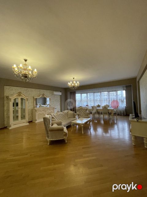 İcarəyə verilir 3 otaqlı yeni tikili 220 m²