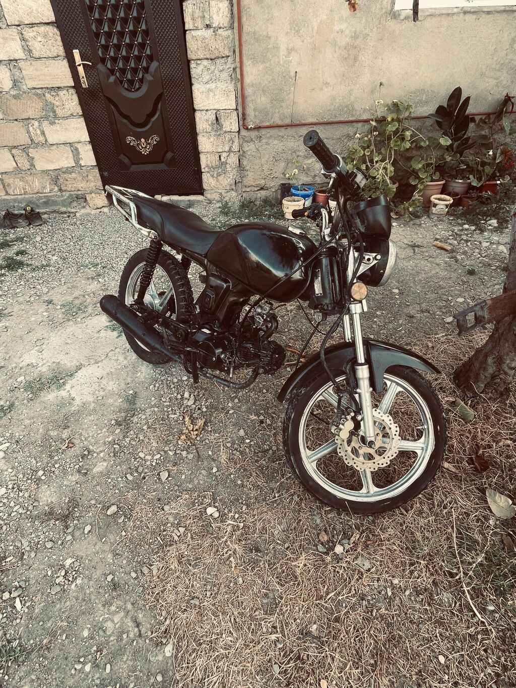 Qara rəngli yüngül motosiklet Texniki və dizayn xüsusiyyətləri: - Ön — Motosikletlər, Şabran (2)