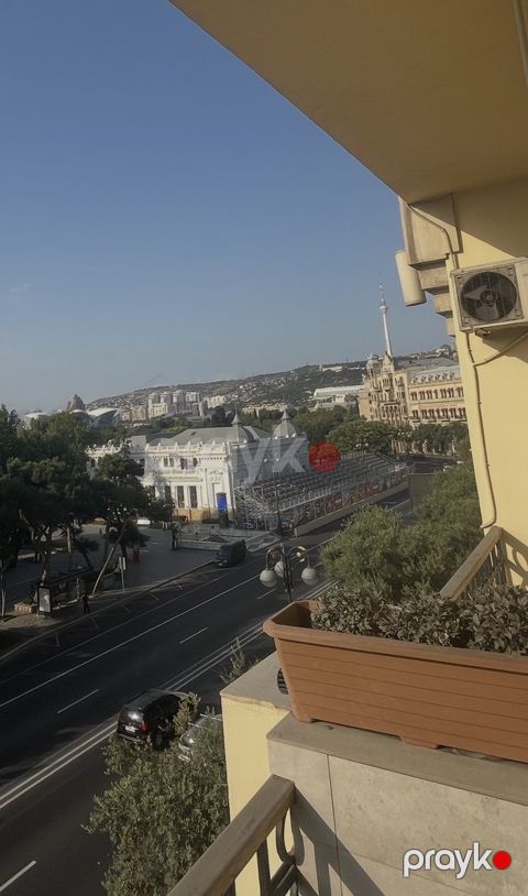 Satılır 2 otaqlı köhnə tikili 85 m²