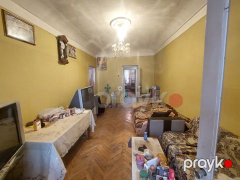 Satılır 4 otaqlı köhnə tikili 90 m²