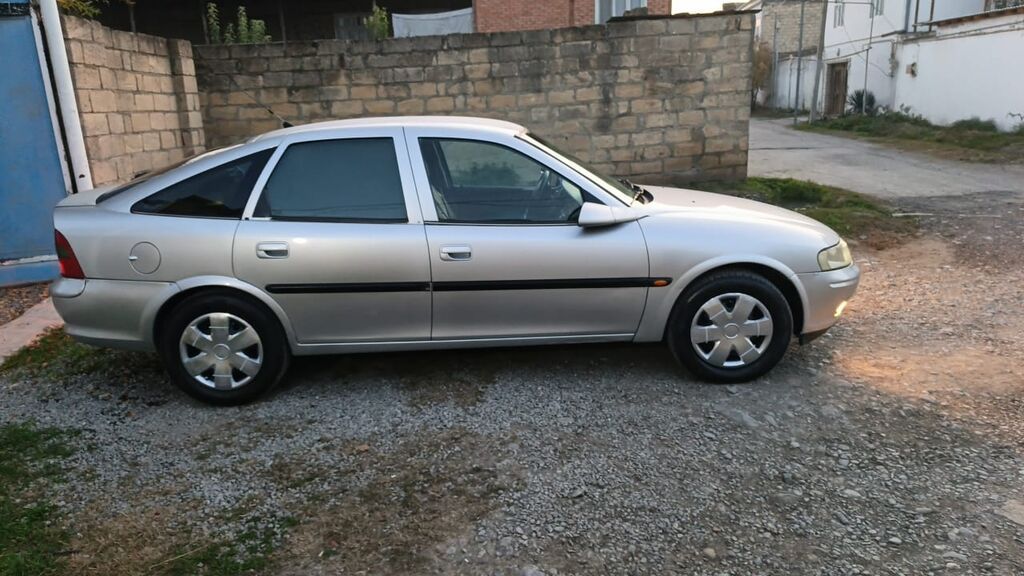 Opel Vectra B, gümüş rəng, AZ 20-CX-172 nömrə nişanı görünür — Avto, Ucar (7)
