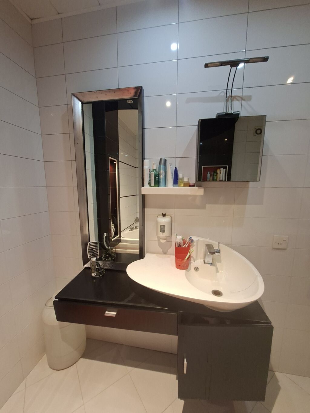 Modern vanna otağı üçün lavabo və mebel dəsti - Asimmetrik dizaynlı — Vanna otağı mobilyası, Bakı