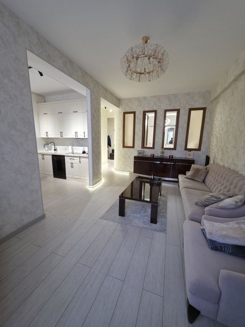 Satılır 2 otaqlı köhnə tikili 63 m² — Bakı