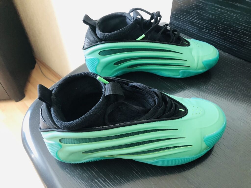 Adidas V9 krosovkasi. 41 olcu. Almaniyadan getirmishem Temiz Adidas — Şəxsi əşyalar, Bakı (5)