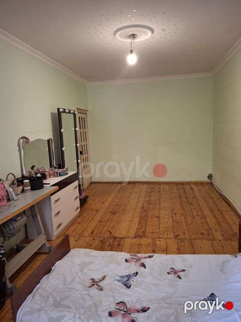 Satılır 4 otaqlı köhnə tikili 88 m²