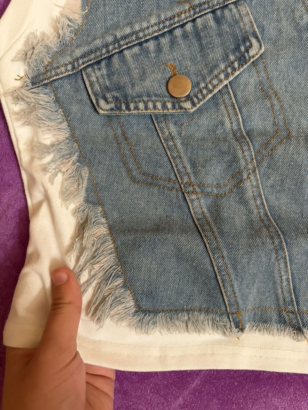 Qadınlar üçün qolsuz top - Rəng: ağ baza üzərində mavi denim detal — Şəxsi əşyalar, Digah (2)