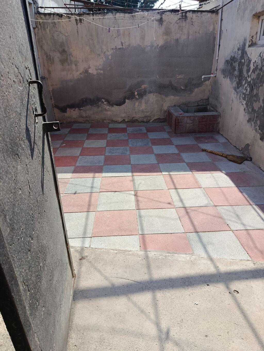 Salam bir otaq bir kuxnasi qaz işıq sizlikdi su bizlikdi İnternet var — Daşınmaz əmlak, Digah