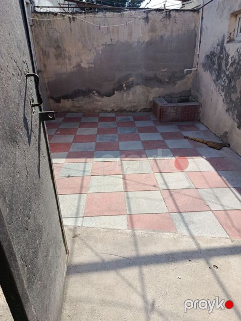 Salam bir otaq bir kuxnasi qaz işıq sizlikdi su bizlikdi İnternet var