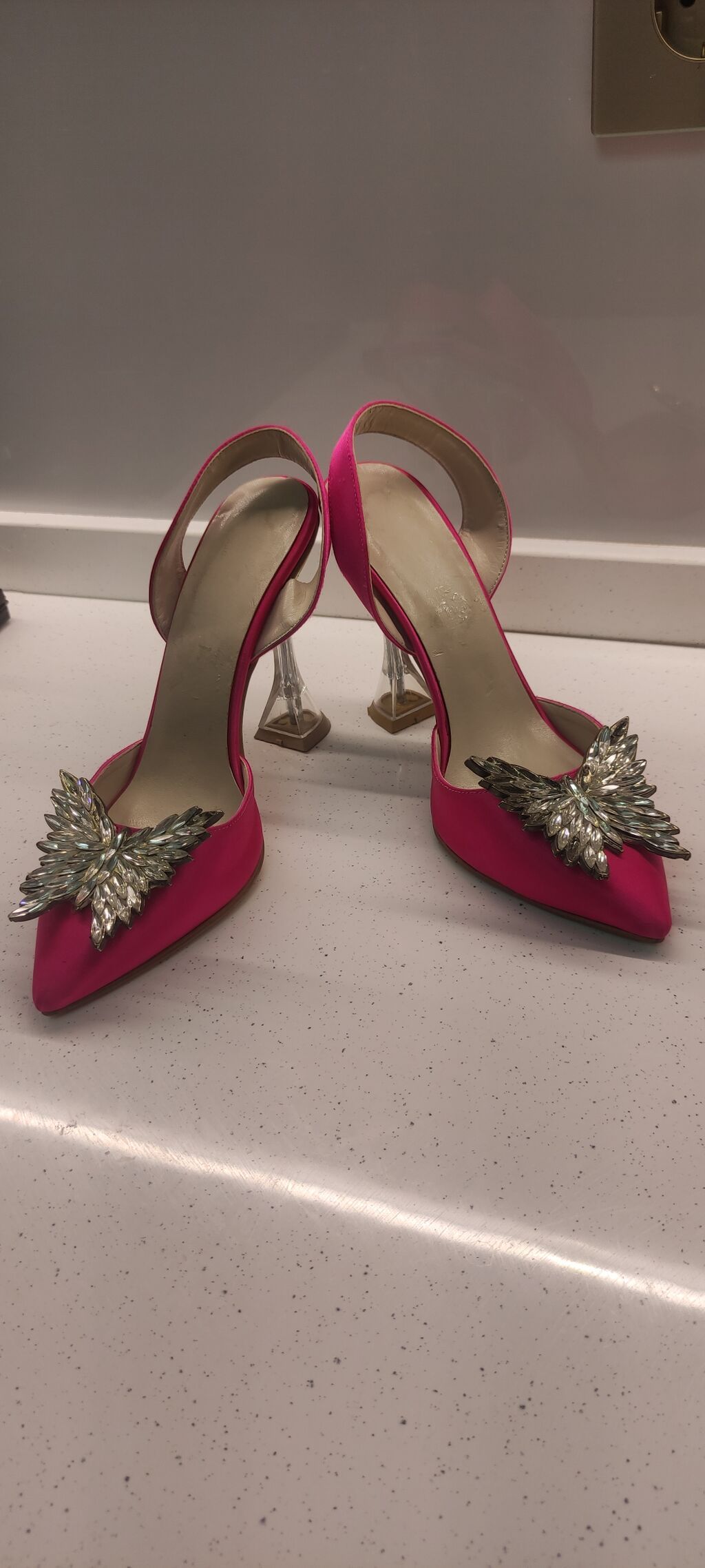 Qadın geyimi – parlaq çəhrayı satenden açıq arxalı (slingback) — Şəxsi əşyalar, Bakı (4)