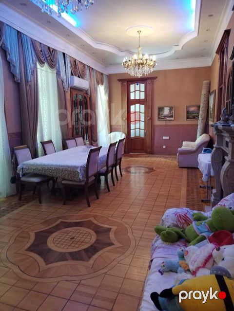 Satılır 5 otaqlı köhnə tikili 200 m²