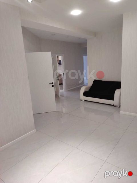 İcarəyə verilir 4 otaqlı ofis 214 m²