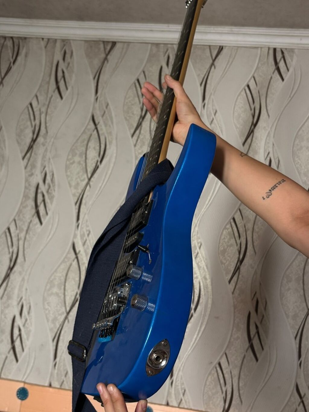 Mavi elektrik gitara •Heç istifadə olunmuyub 520 alinib xaricə — Gitarlar və digər simli alətlər, Mehdiabad (3)
