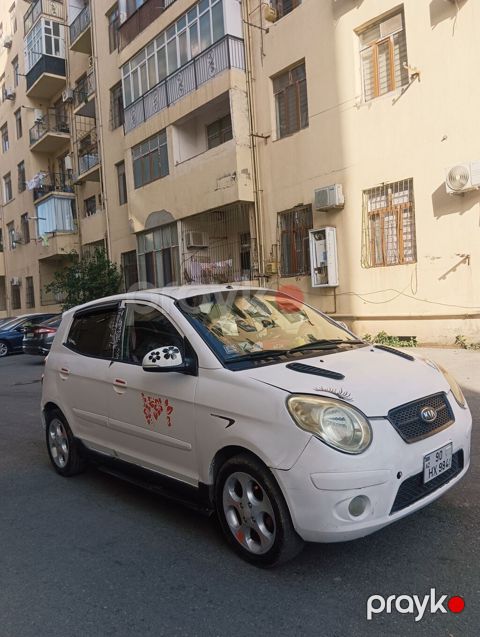Kia Picanto, ağ rəng, hetçbek gövdə. Xüsusiyyətlər: - Kompakt şəhər