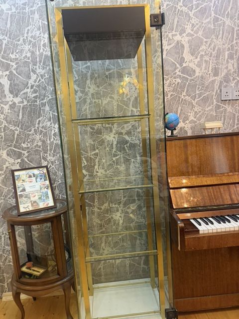 Şüşə vitrin rəf - Material: qalın temperli şüşə panellər, metal — Bakı