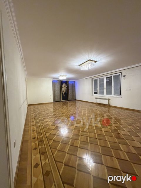 İcarəyə verilir 3 otaqlı köhnə tikili 175 m²
