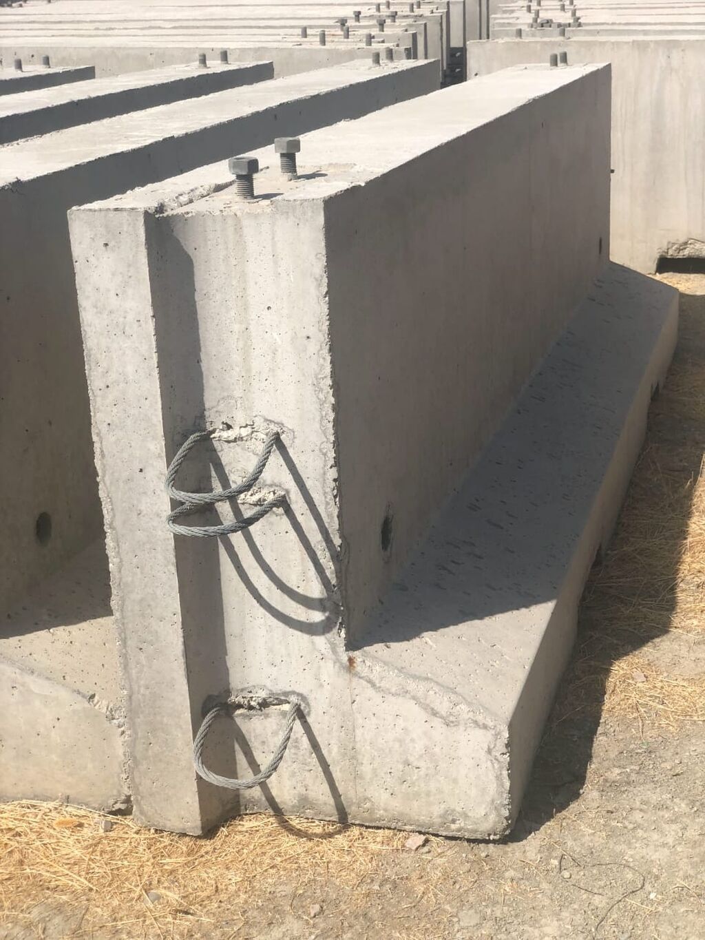 Məhsul: Prefabrik beton baryerlər (yol-separator/istehkam bloku) — Təmir və inşaat, Bakı (2)