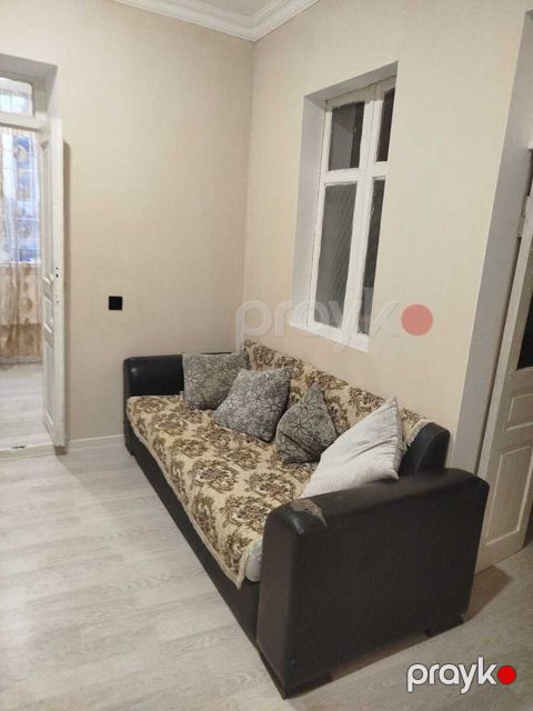 Həyət evi kirayə verilir, Montin qəs